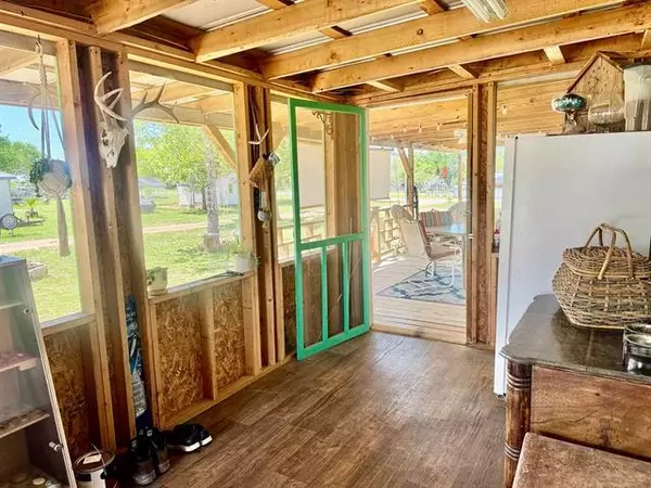 Tow, TX 78672,289 Ballard ST