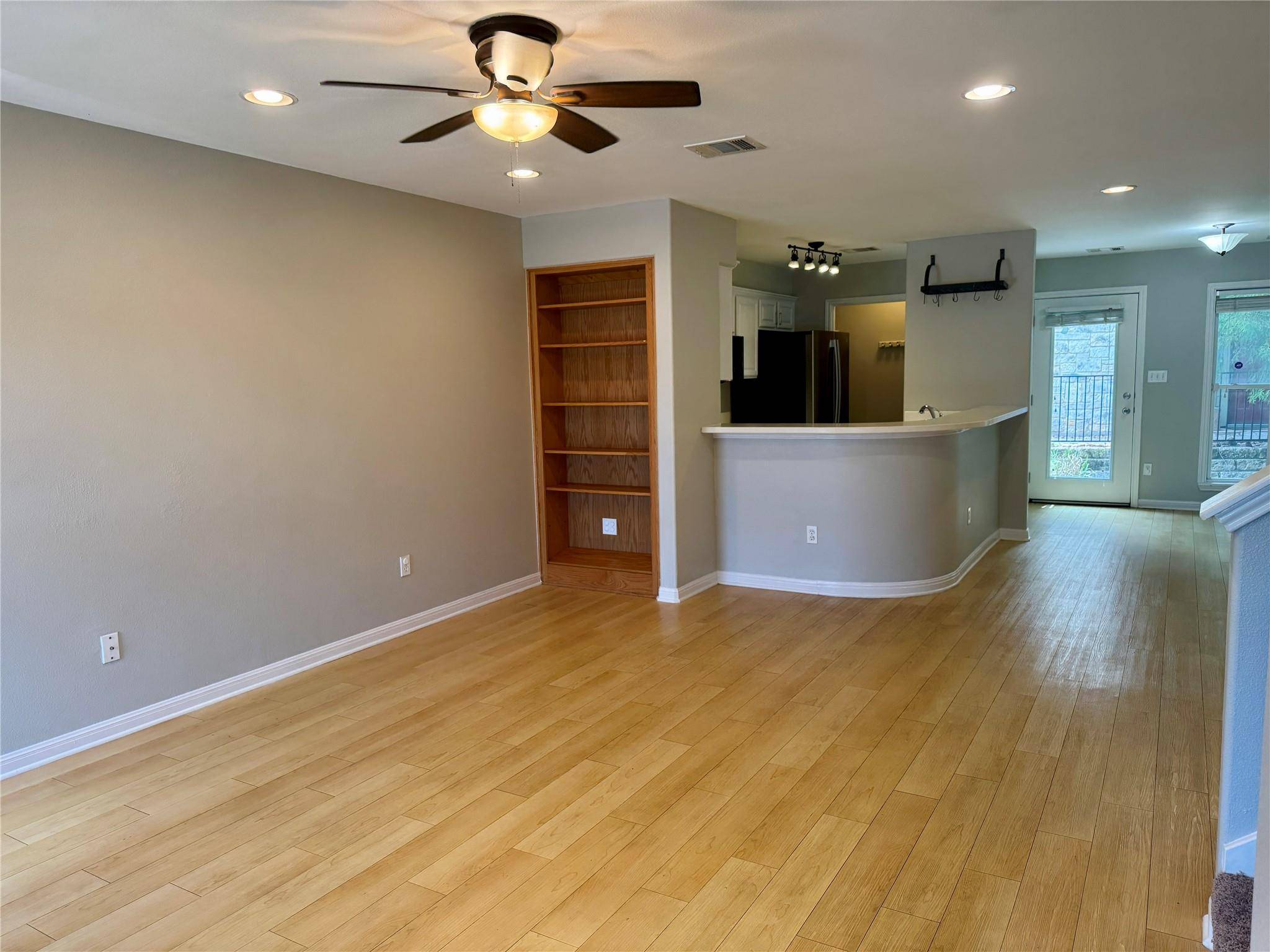 Austin, TX 78741,6900 E Riverside DR #8