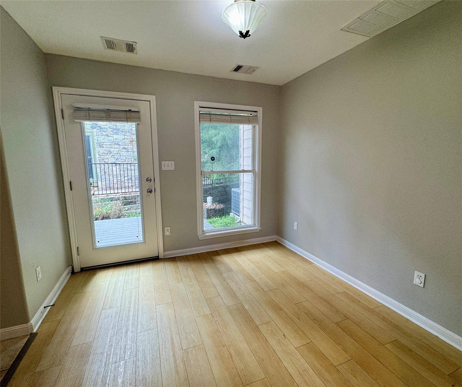 Austin, TX 78741,6900 E Riverside DR #8