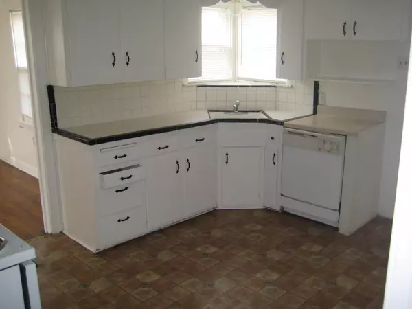 205 Oscar ST, Taylor, TX 76574