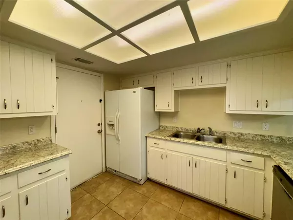 Lakeway, TX 78734,223 Stowaway CV #B