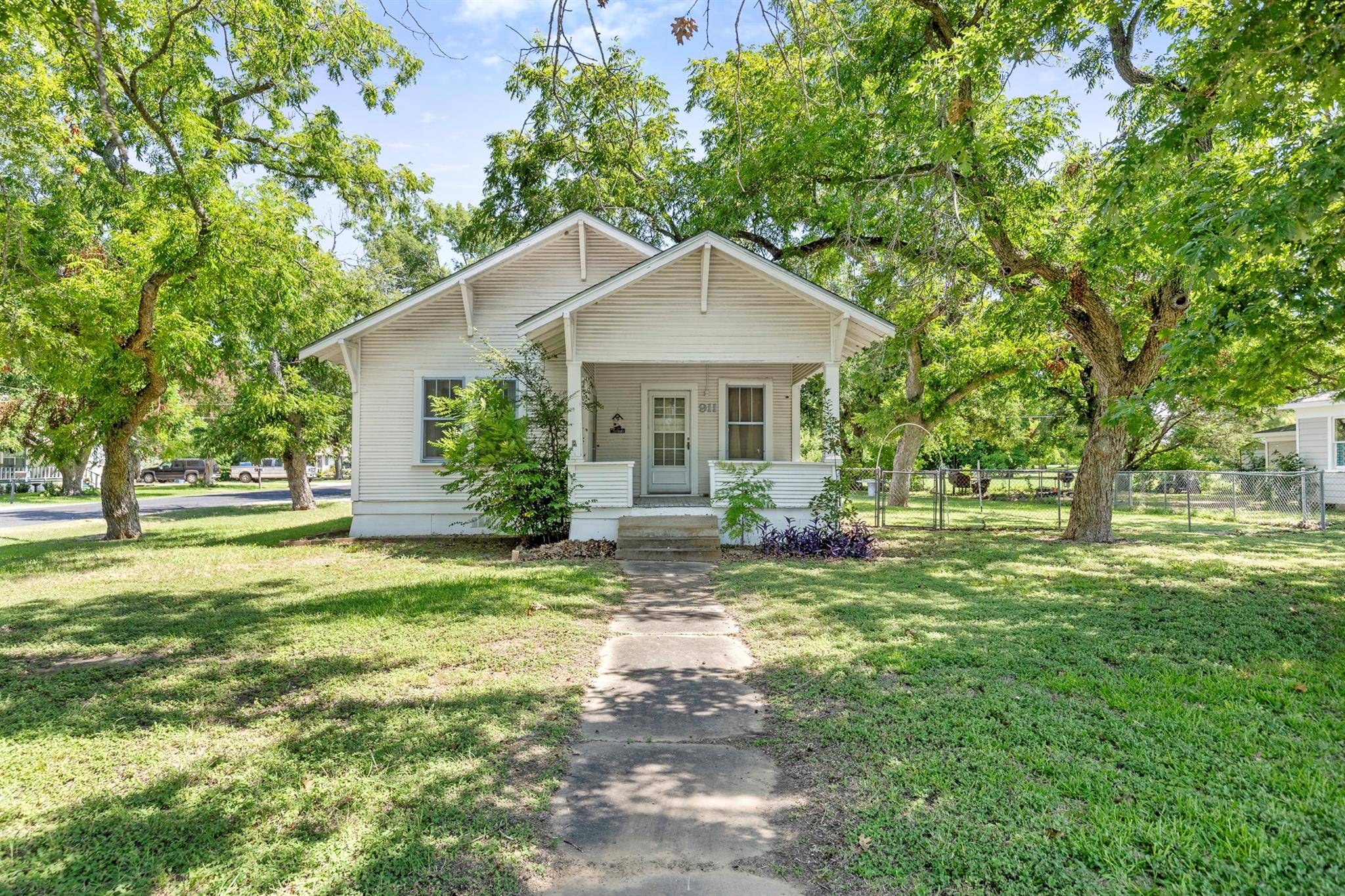 911 N Avenue C ST, Elgin, TX 78621