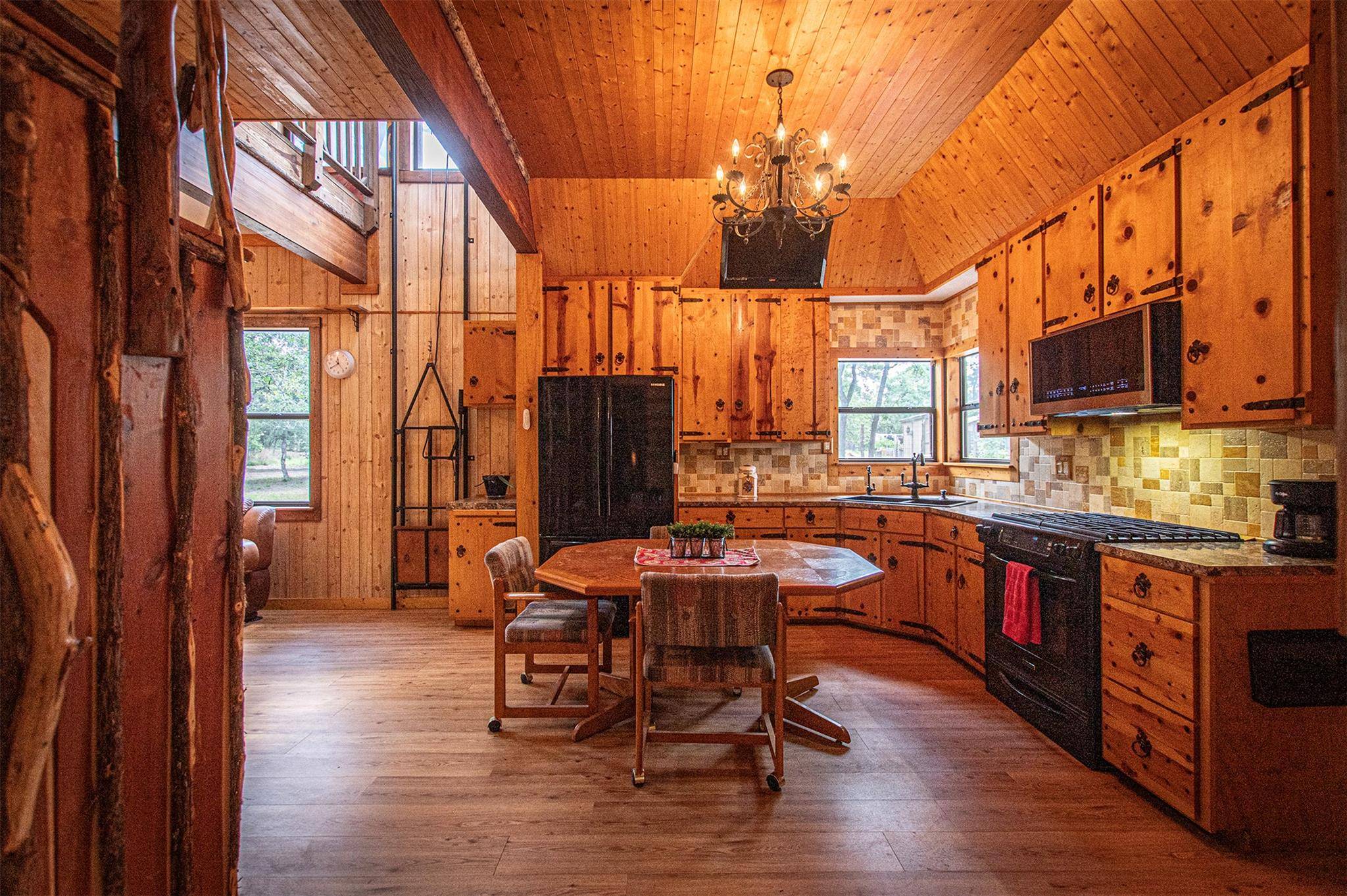 914 Sand Hills RD, Red Rock, TX 78662