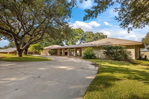 Luling, TX 78648,300 Oak Creek CIR