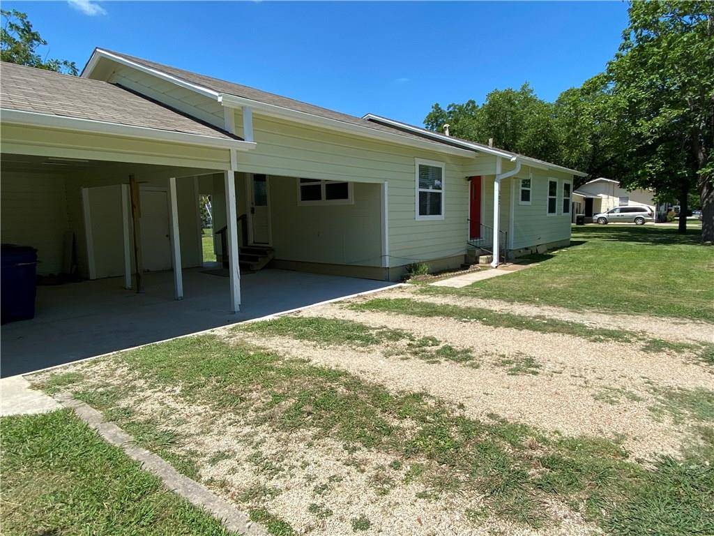 102 E Live Oak ST, Hutto, TX 78634