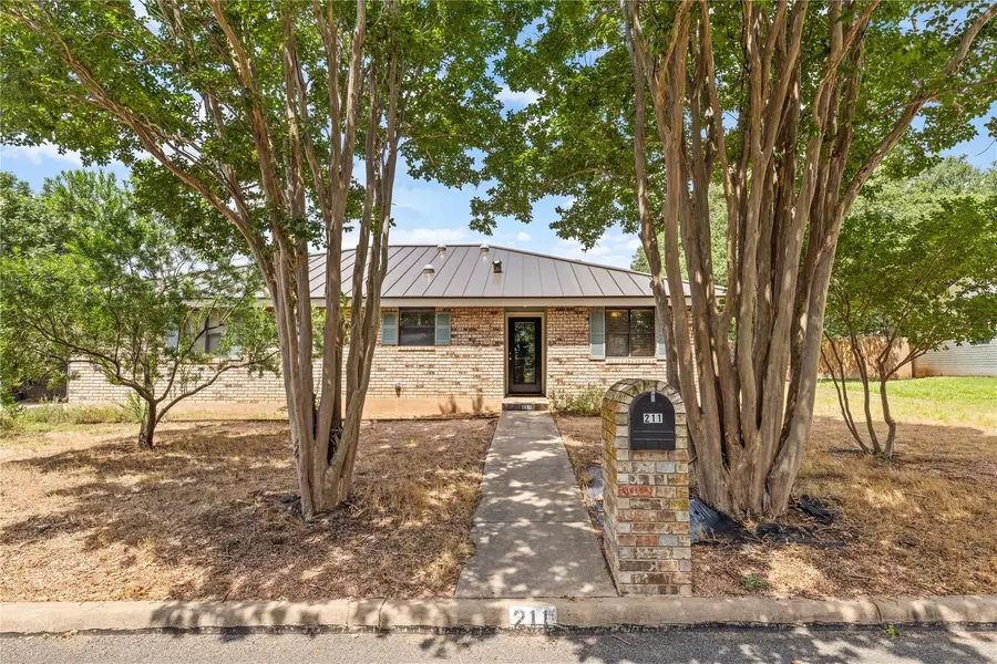 211 Crestwood DR, Fredericksburg, TX 78624