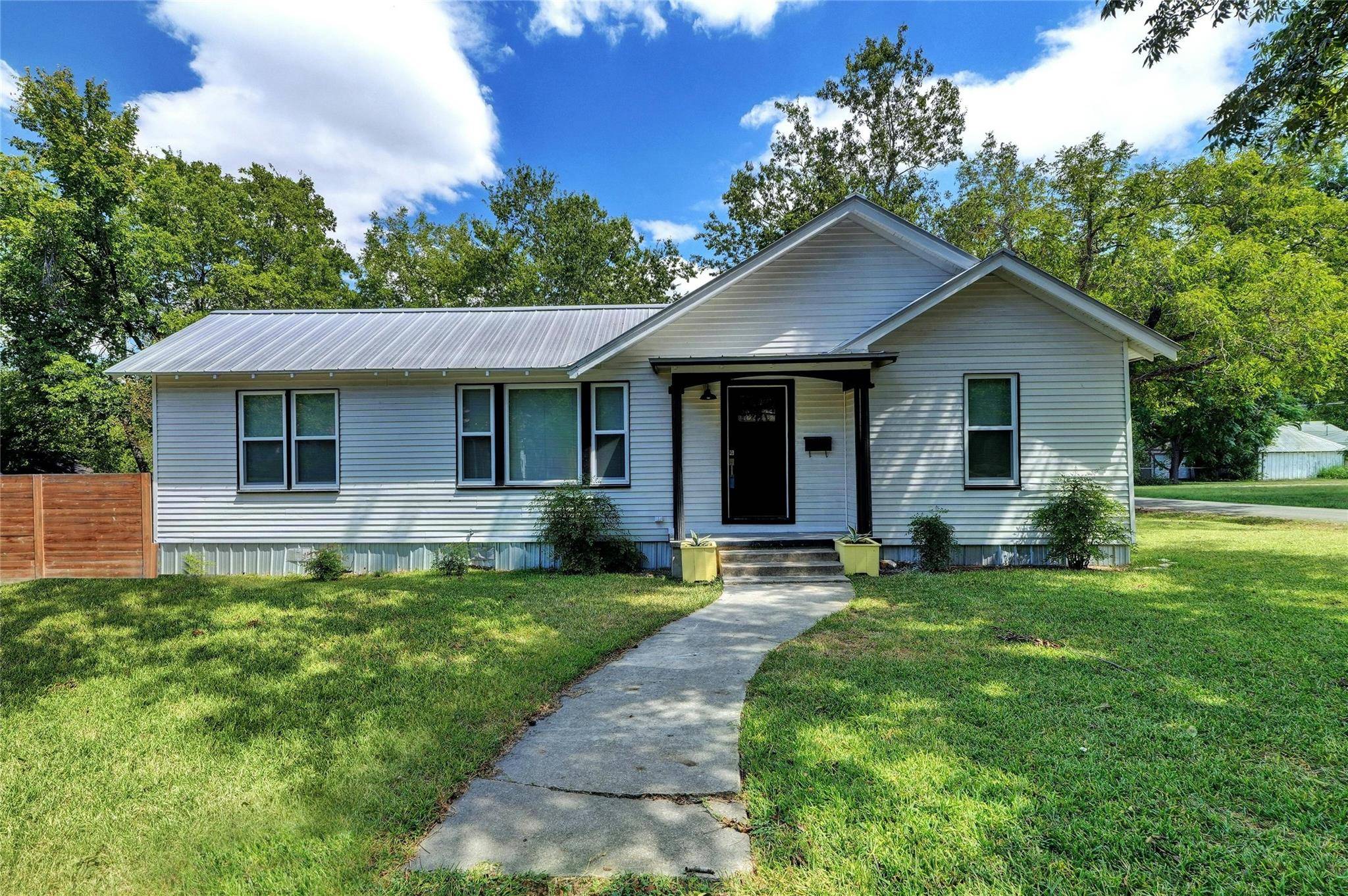 1102 Hackberry ST, Taylor, TX 76574