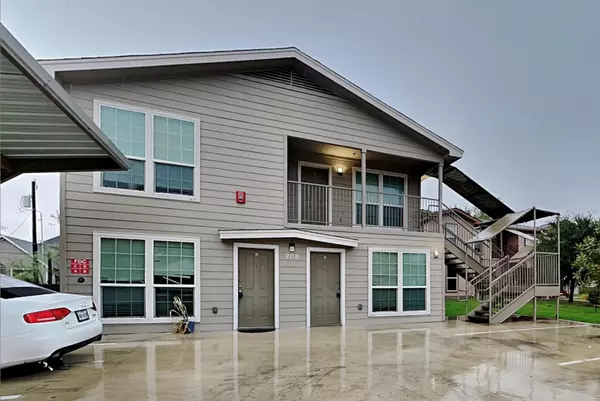 708 W 6th ST, Taylor, TX 76574
