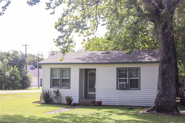 408 Whitehead ST, Smithville, TX 78957