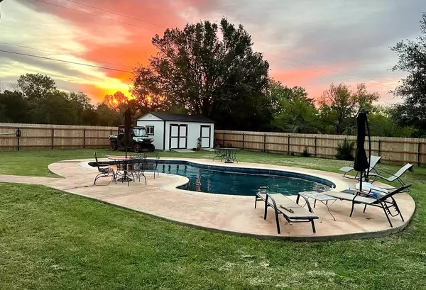175 Columbus ST, Mcdade, TX 78650