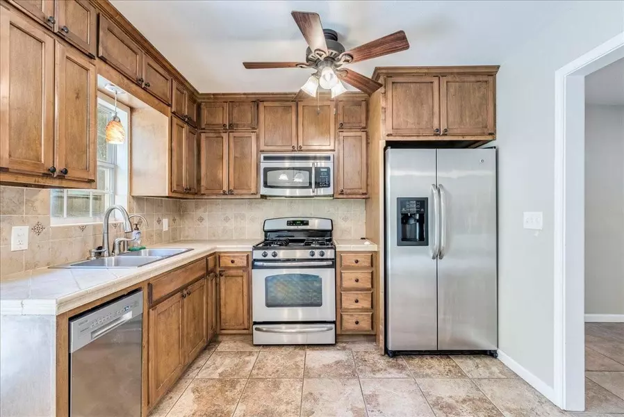 609 Cottonwood ST, Lockhart, TX 78644