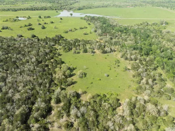 Waelder, TX 78959,06 Hunt LN