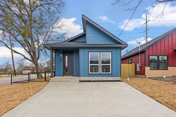 902 Chihuahua ST, Lockhart, TX 78644