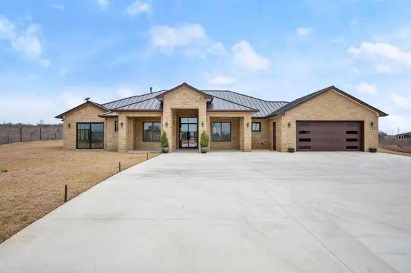 207 Arrowwood CT, Niederwald, TX 78640