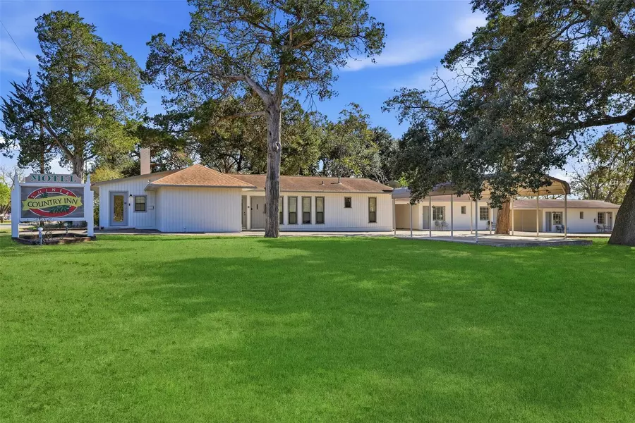 1016 N Avenue E Ave, Shiner, TX 77984