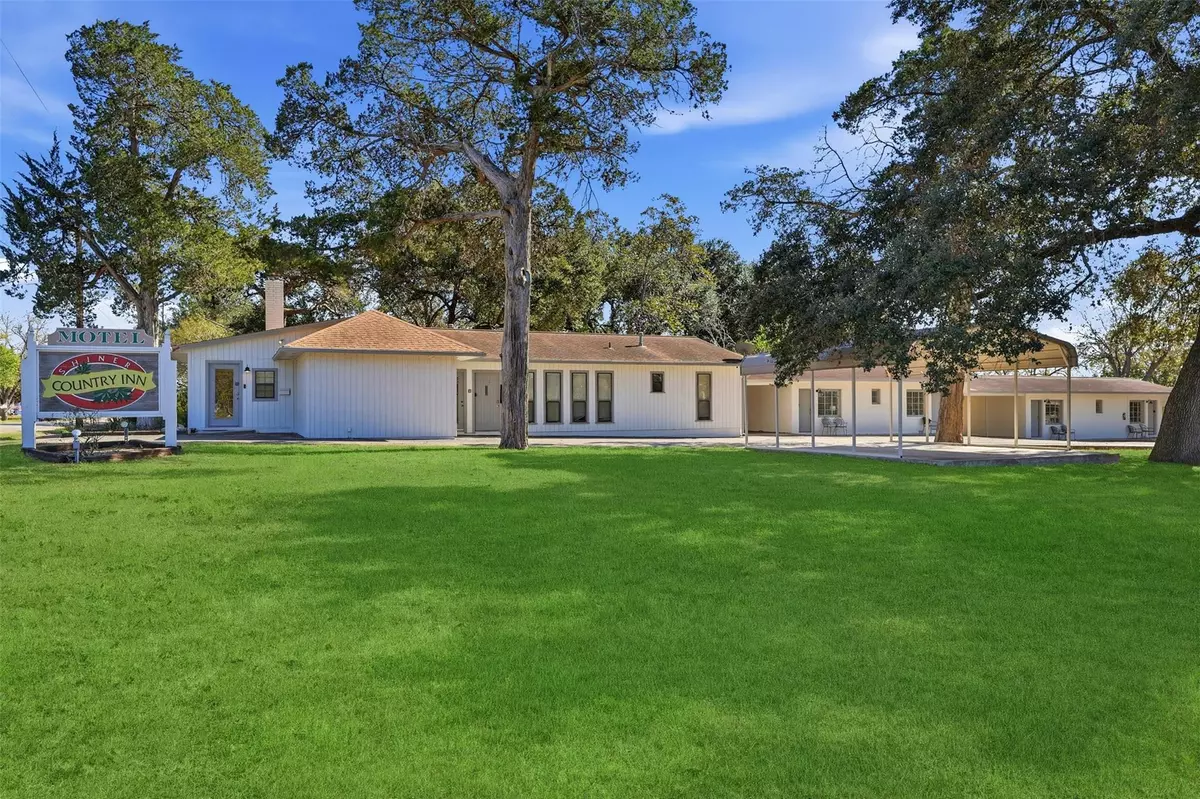 Shiner, TX 77984,1016 N Avenue E Ave