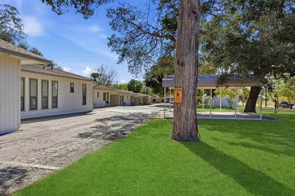 Shiner, TX 77984,1016 N Avenue E Ave