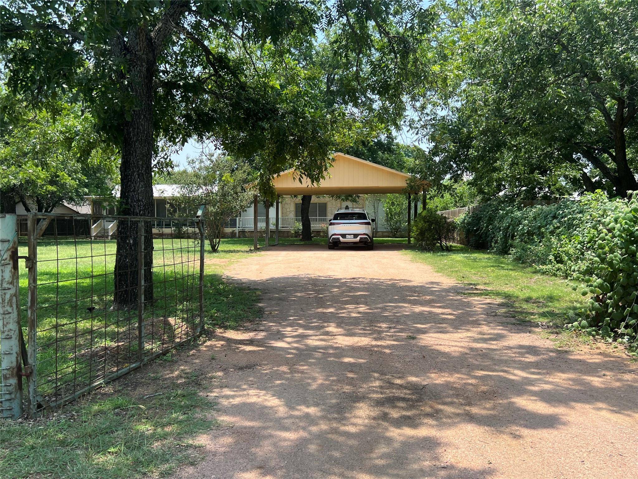 604 S Creek ST, Fredericksburg, TX 78624