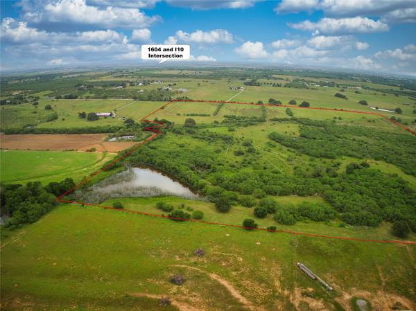 000 La Vernia RD, Adkins, TX 78101