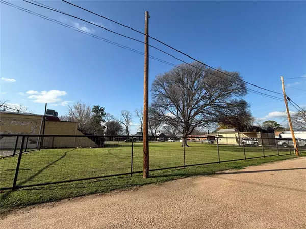 Smithville, TX 78957,204 Ramona ST