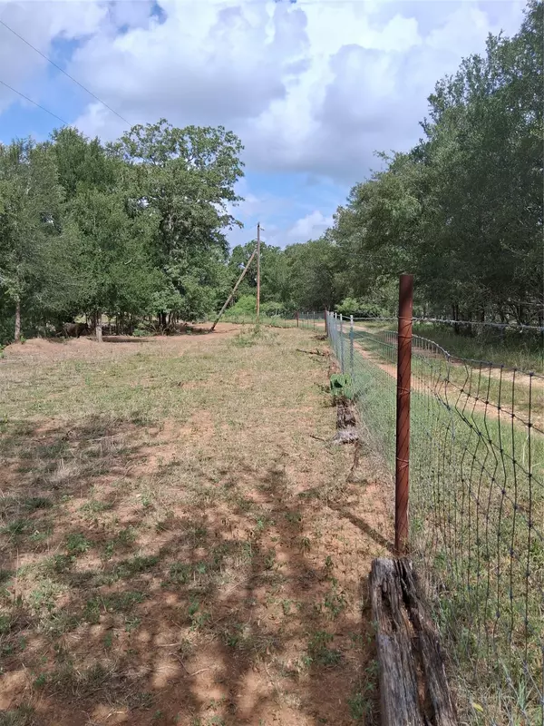 Waelder, TX 78959,240 Privte Road 4601