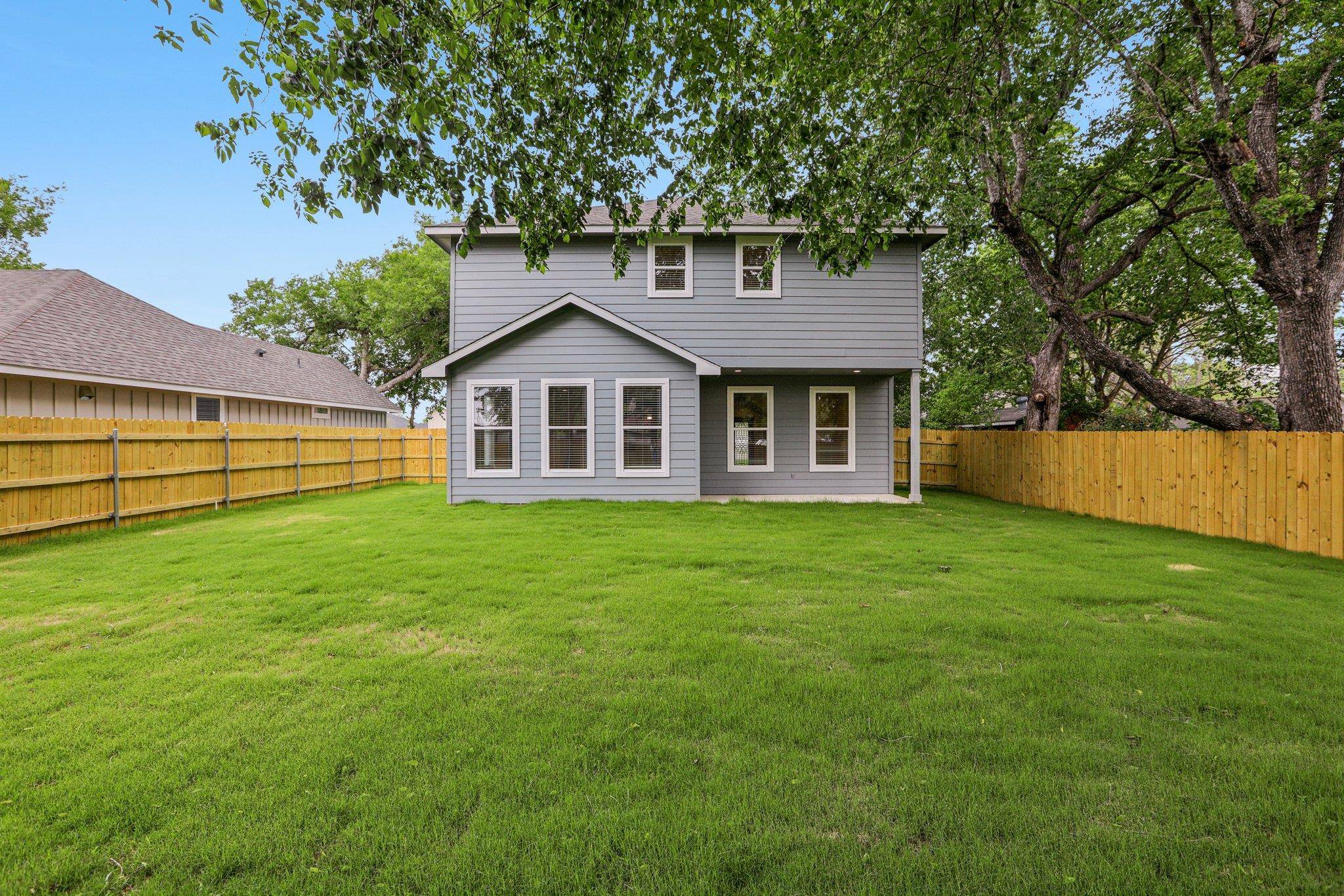 Smithville, TX 78957,346 Webb ST
