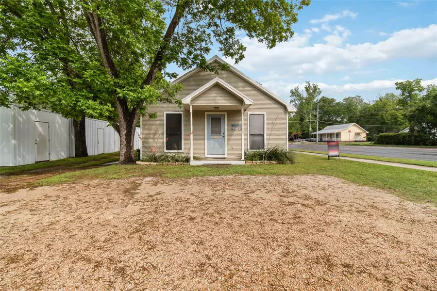 300 Bishop ST, Smithville, TX 78957