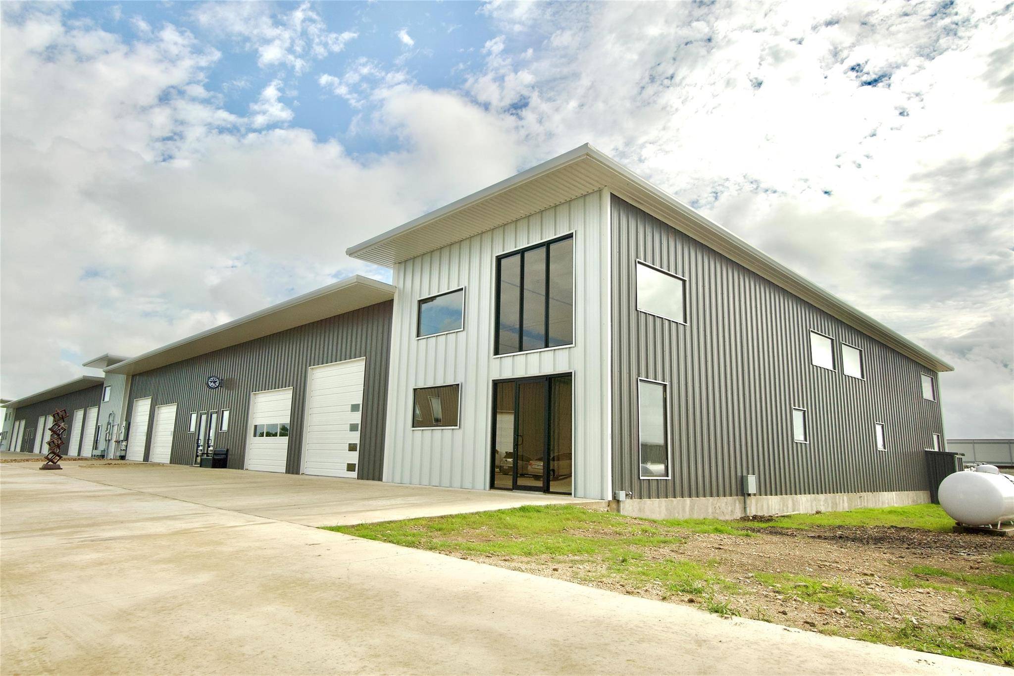 190 Ninety Four LN #101, Taylor, TX 76574