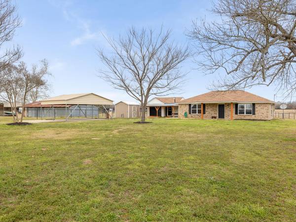 943 E 3rd ST, Rockdale, TX 76567