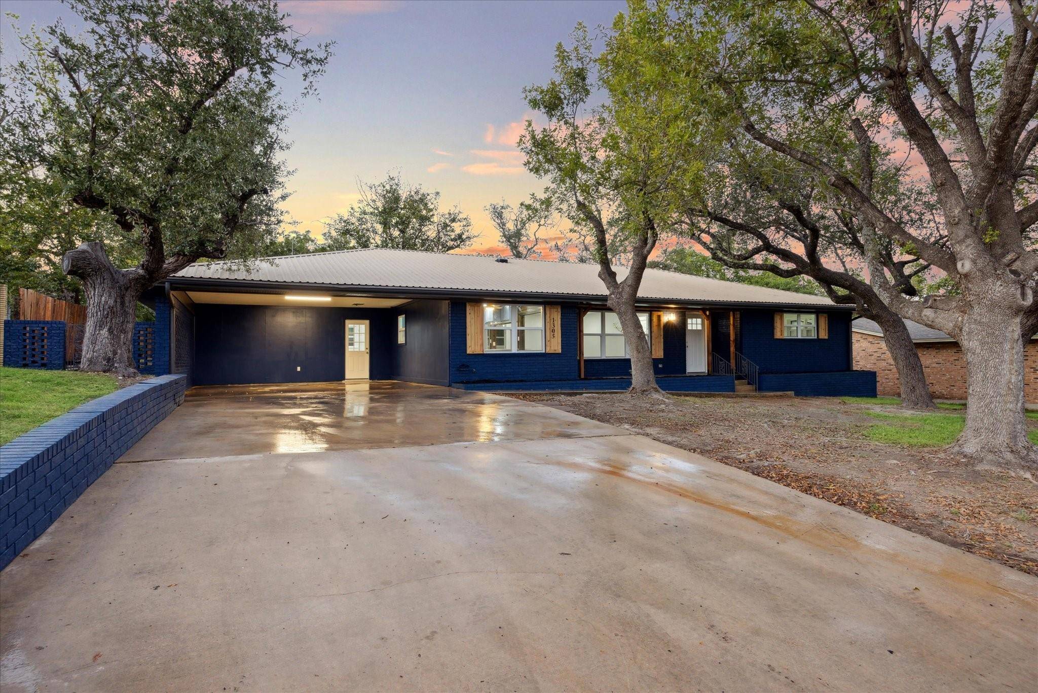 Lampasas, TX 76550,1305 W 1st ST