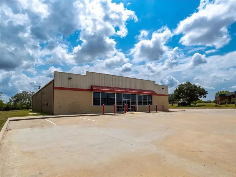 82 N Kessler Ave, Schulenburg, TX 78956