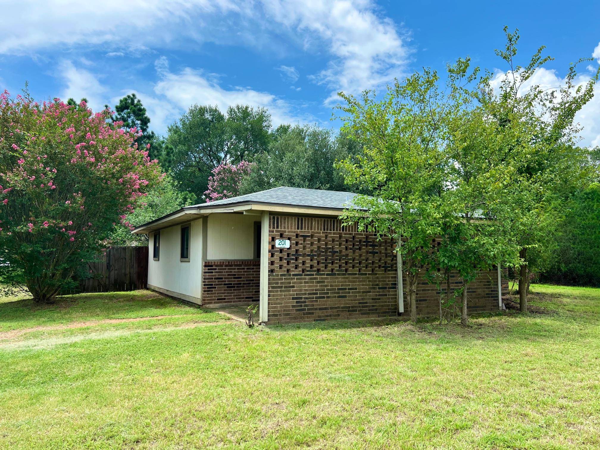 201 2nd Ave, Smithville, TX 78957