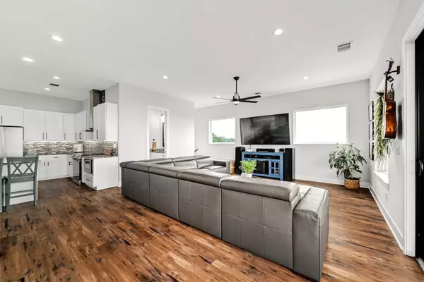 Point Venture, TX 78645,18502 Venture Dr DR