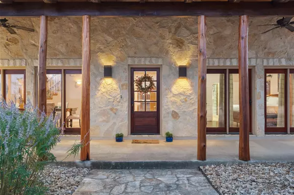 1120 Canyon View RD, Dripping Springs, TX 78620