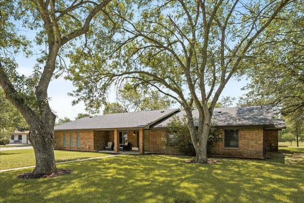 1619 Twin Island DR, Lockhart, TX 78644