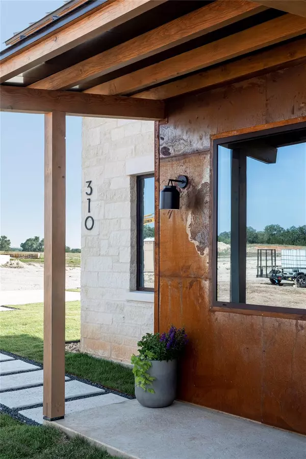 Hye, TX 78635,9361 W Us Highway 290 #3