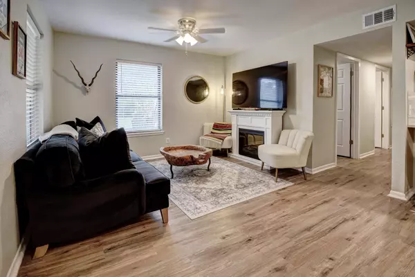 Smithville, TX 78957,504 Hickory ST