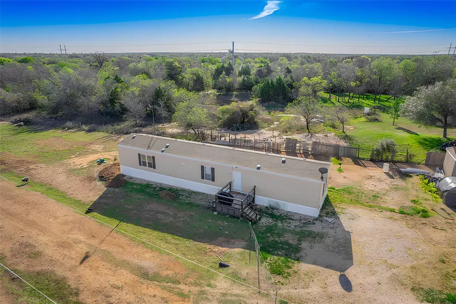 345 Meridian LN, Luling, TX 78648