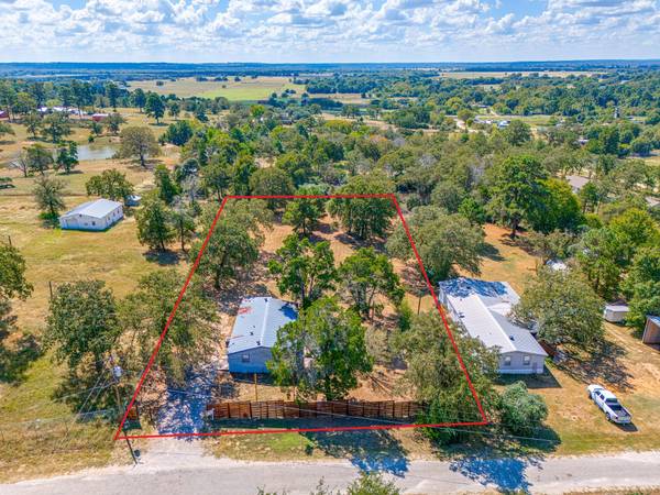 121 Redbird LN, Smithville, TX 78957