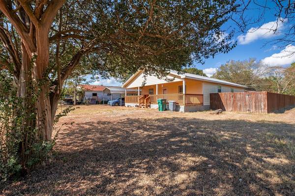 300 Walker ST,  Smithville,  TX 78957