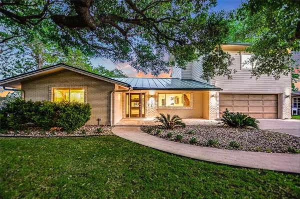 1704 Bluebonnet LN, Kingsland, TX 78639