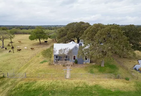 7646 County Road 240 RD,  Waelder,  TX 78959
