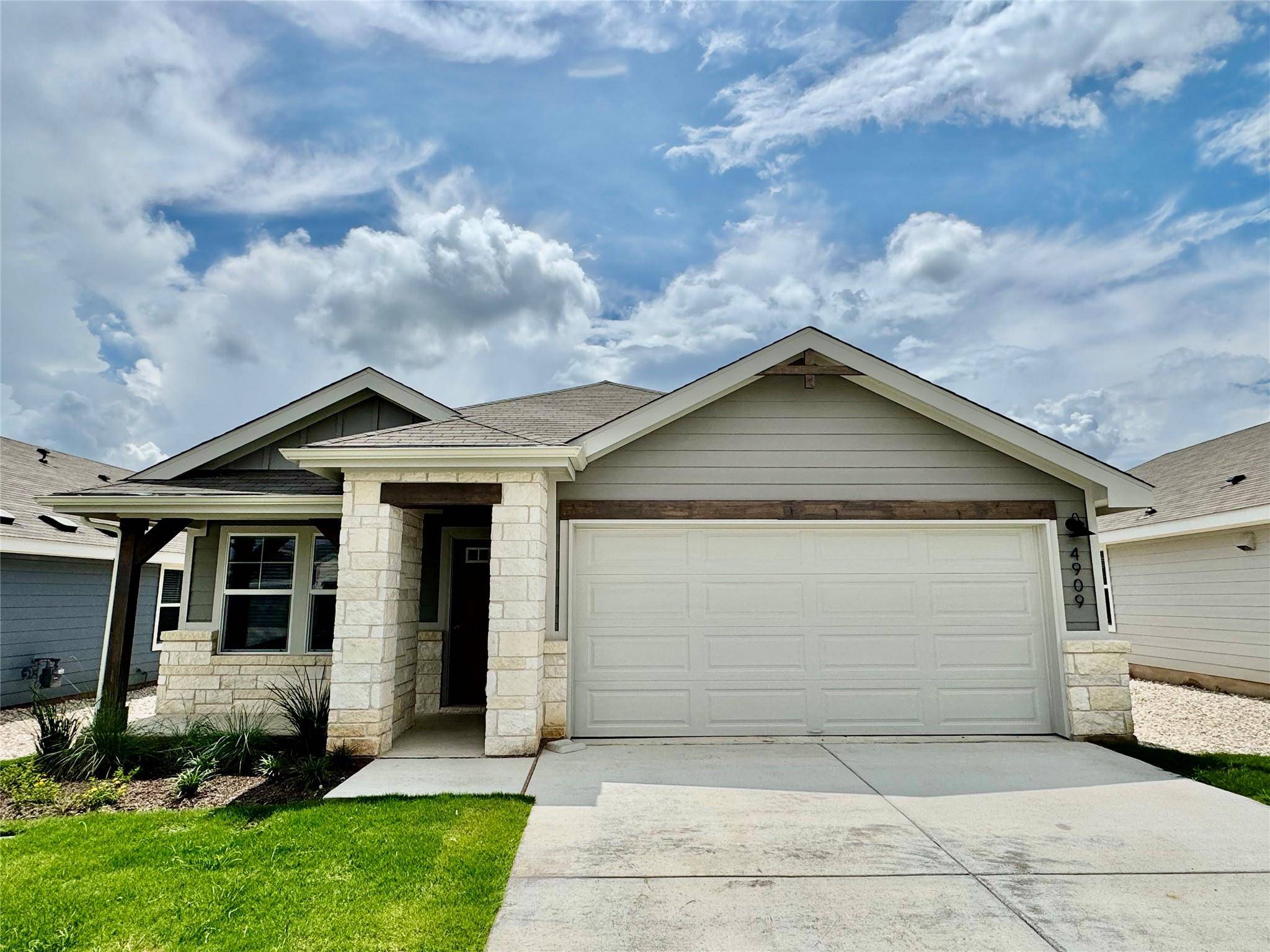 4909 Hazelnut LN, Del Valle, TX 78617