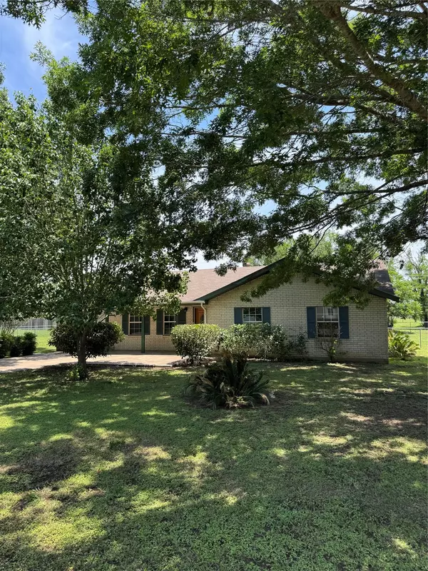 405 Lynch ST, Smithville, TX 78957