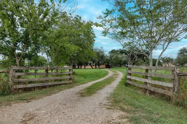 Hallettsville, TX 77964,341 CR 233
