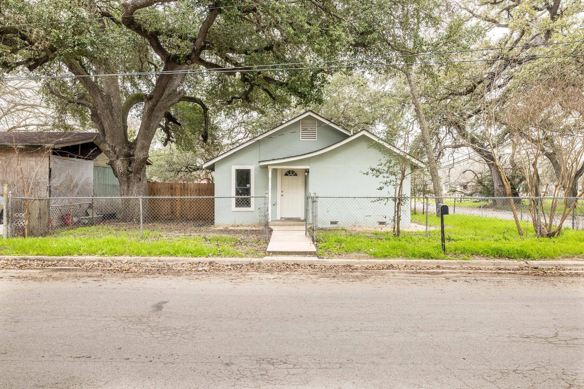623 Hopkins ST, Gonzales, TX 78629