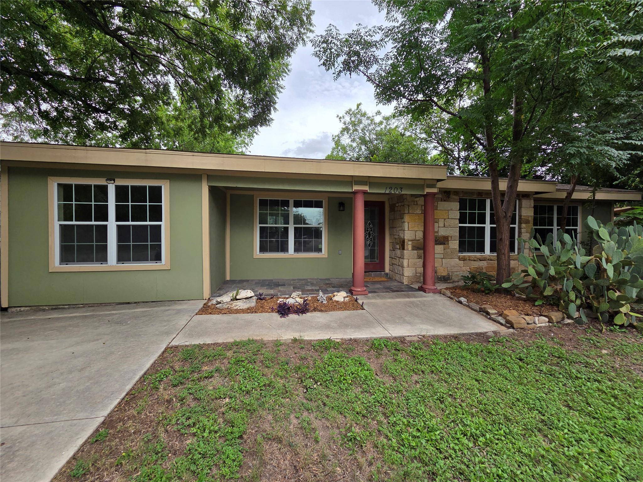 1203 Haynes ST, San Marcos, TX 78666