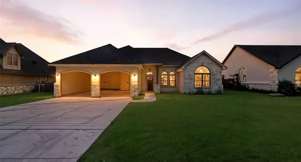 301 Live Oak ST, Gonzales, TX 78629