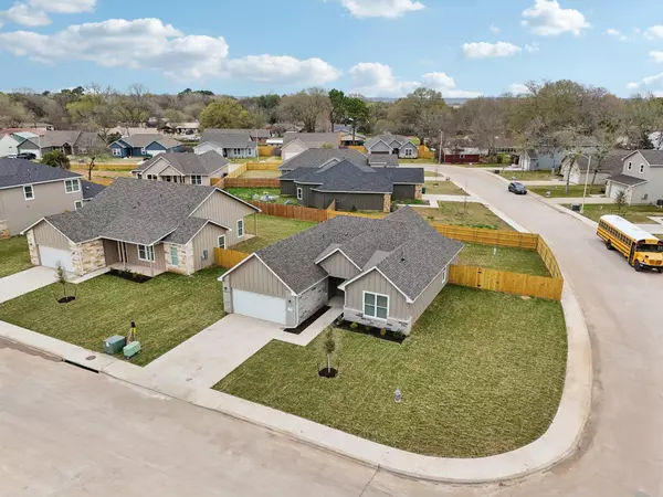 Smithville, TX 78957,102 Callie ST
