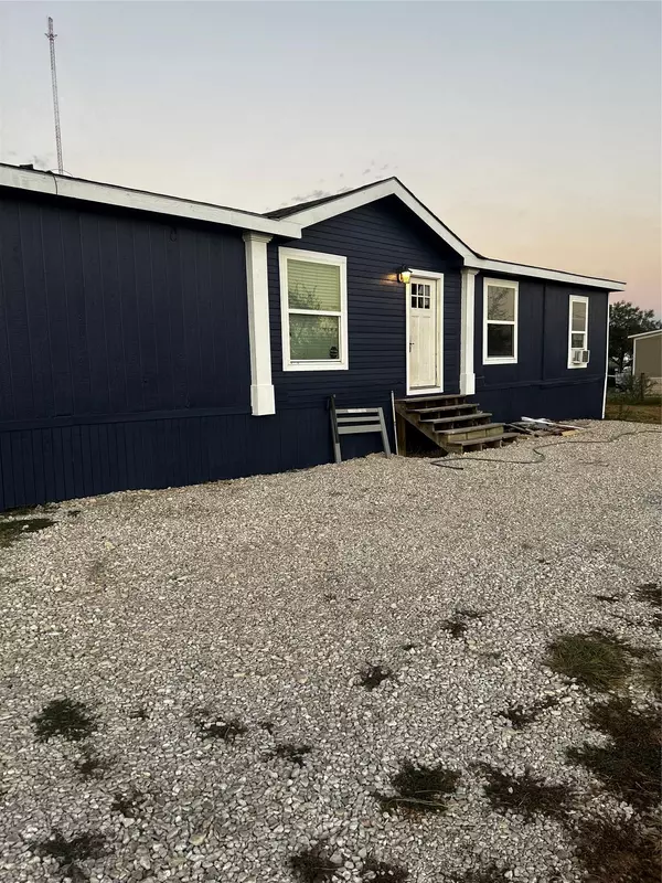 113 Meridian LN, Luling, TX 78648